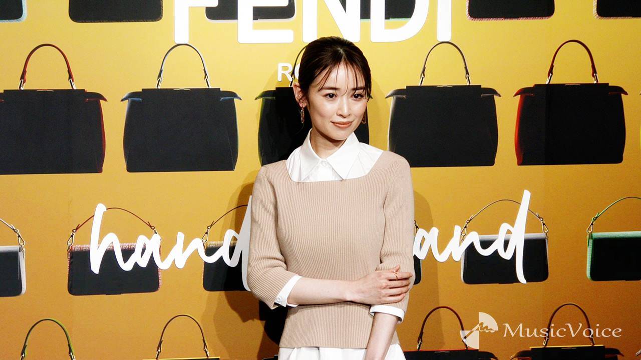 泉里香、FENDI展で大人のこなれ感コーデ　スリットスカートで美脚チラ見せ