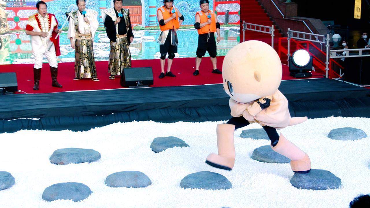 ゆるキャラが大変な事態に!?たけし城の難関「竜神池」に挑戦でハプニング！バナナマン「足がっ!!」
