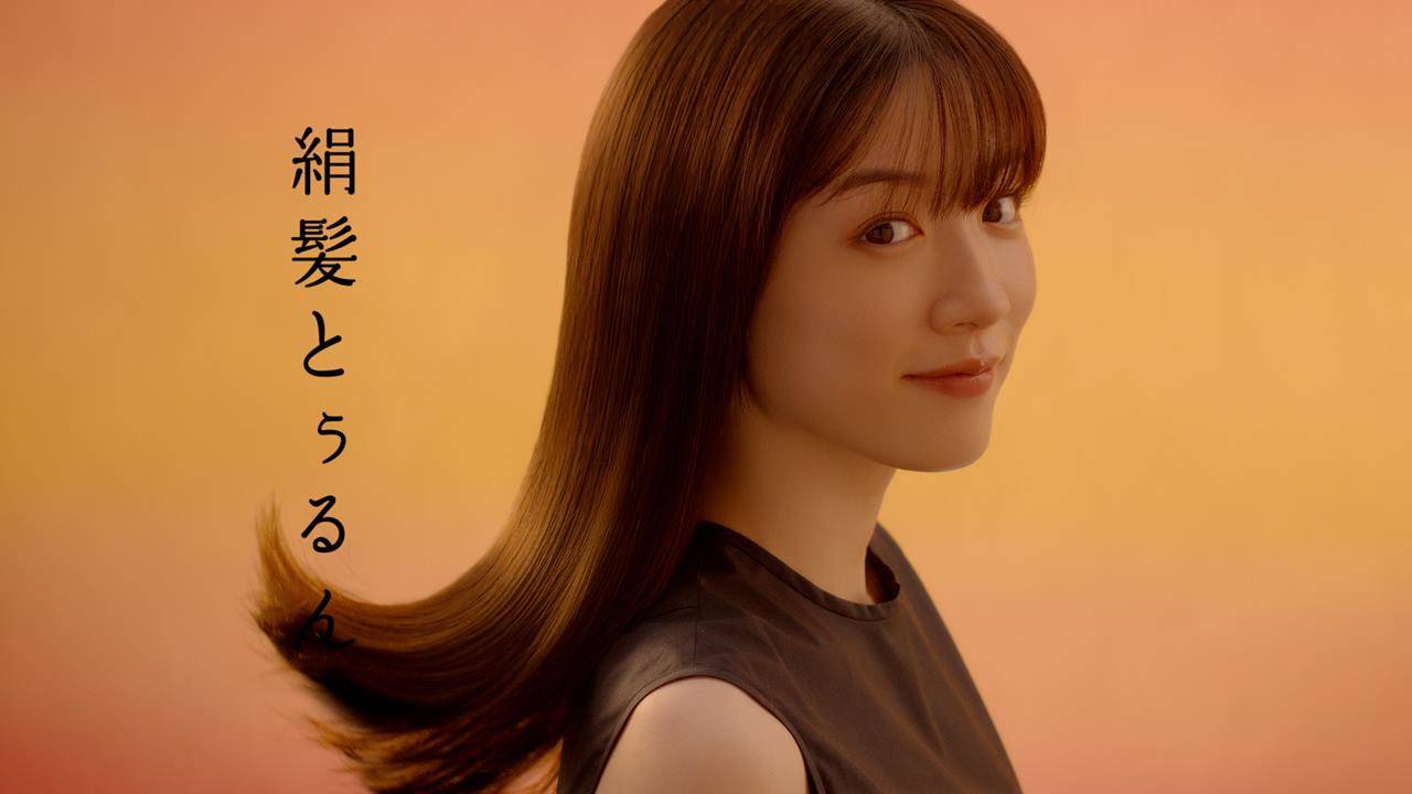 永野芽郁、ノースリワンピで大人な表情　新CMで絹髪＆濡れ髪披露