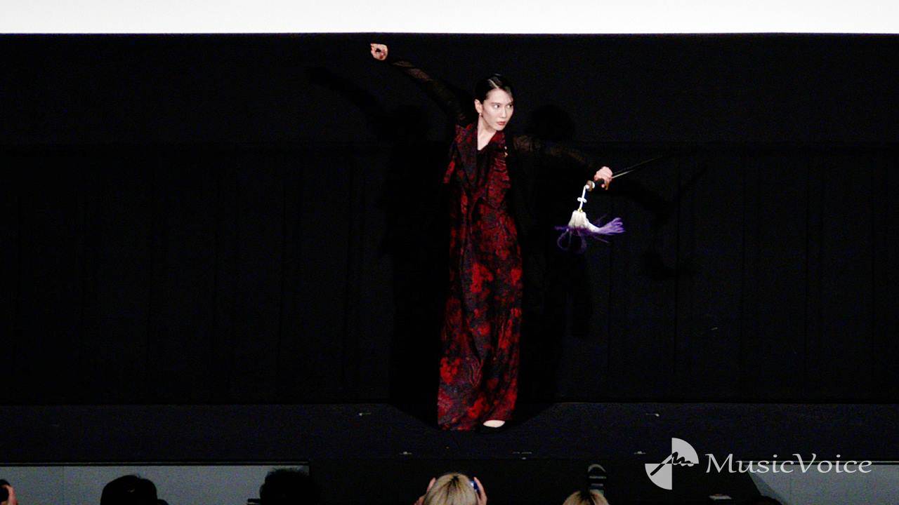 山本千尋、中国剣術を披露　初来日のシン・シアも感動「すごかった！」