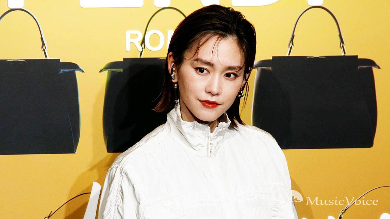 桐谷美玲、マキシ丈スカートでシルエット美　スポーティなデザインに女性らしさ＋
