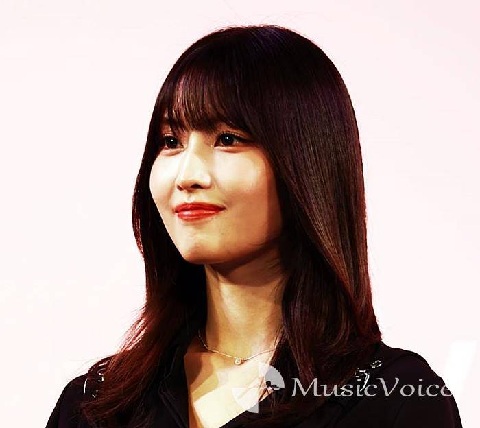 TWICE・MOMO、胸元大胆　美スタイル際立つビスチェ姿に「女神のよう」