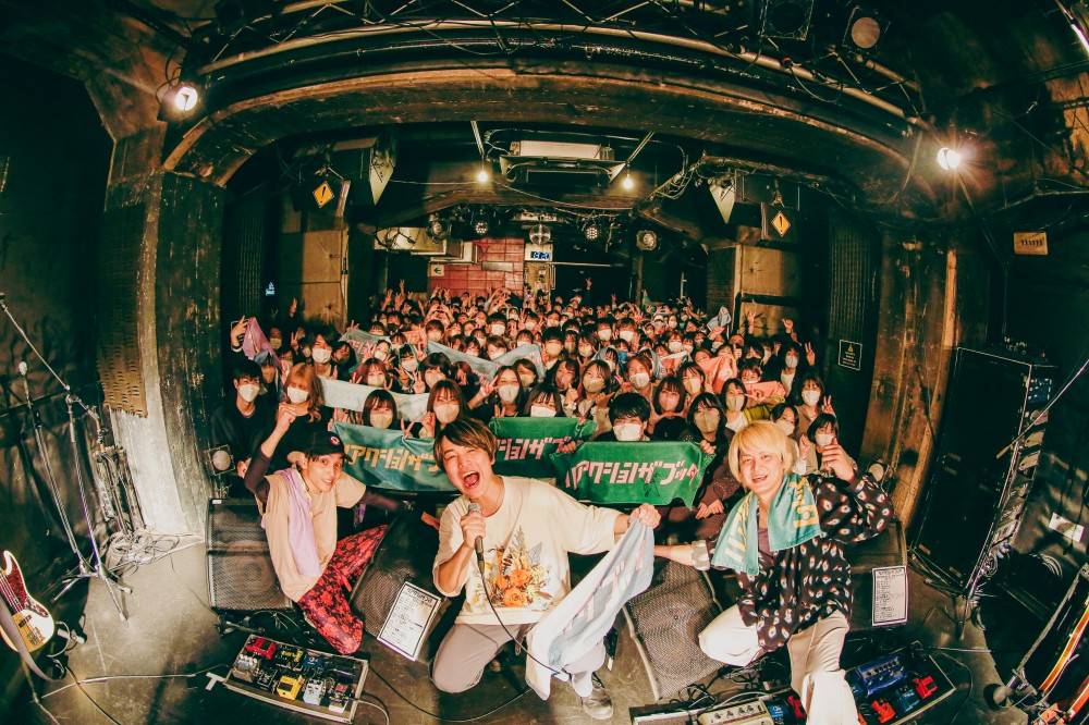 リアクション ザ ブッタ、大阪の地で超満員のフリーライブ“快進行脚”を開催