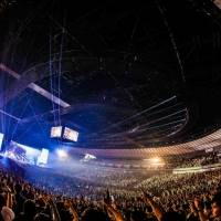 UVERworld、“VSシリーズ”横浜アリーナでBiSH、ヒゲダン小笹大輔と共演