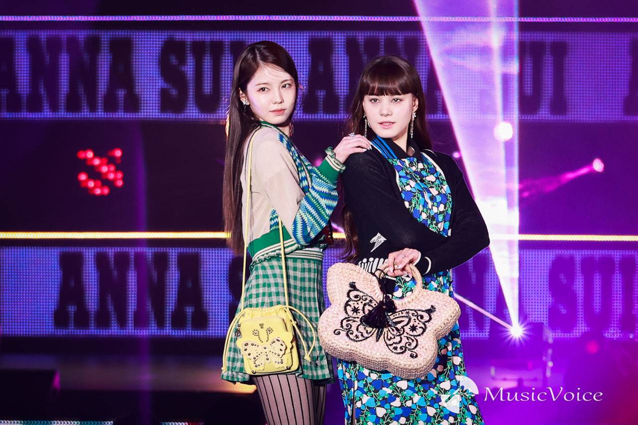 NiziU・AYAKA＆NINA、トップバッターで堂々ランウェイ　美脚見せコーデで魅了