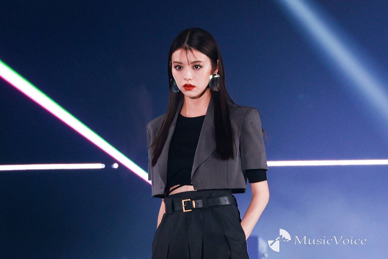 鈴木ゆうか、美ウエストをちら見せ　抑えめ大人なコーデ
