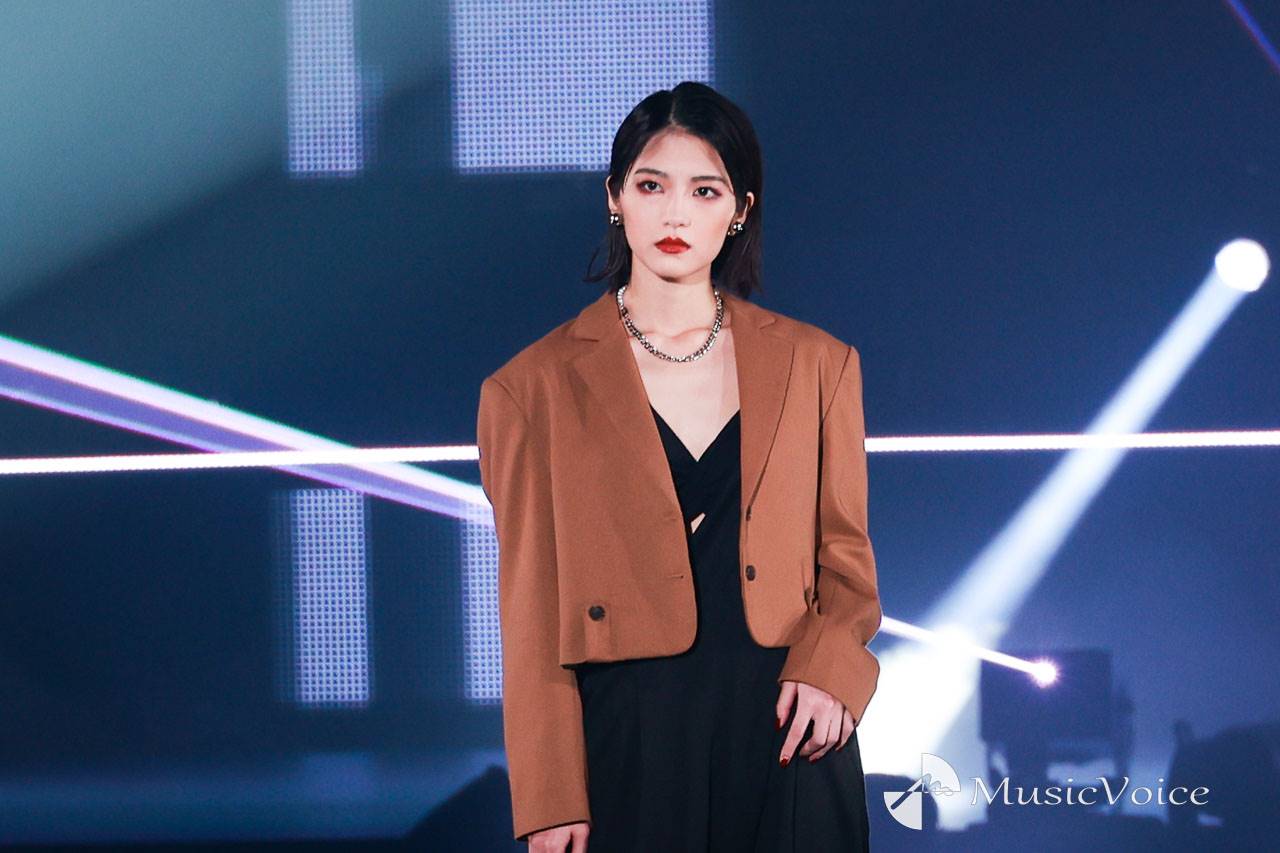 若月佑美、胸元ざっくり大人の着こなし　クールにランウェイ