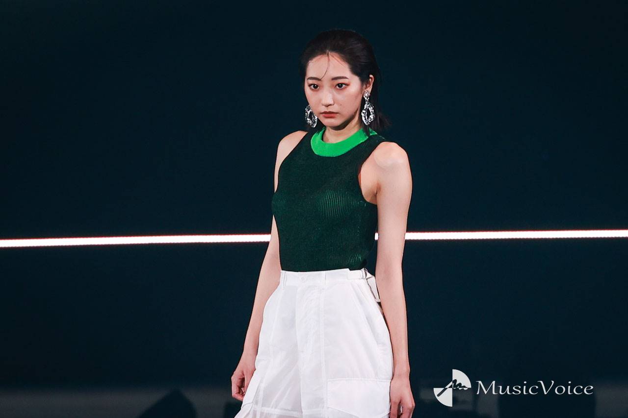 武田玲奈、美背中大胆に　ニットトップス＆透け感カーゴパンツ着こなし