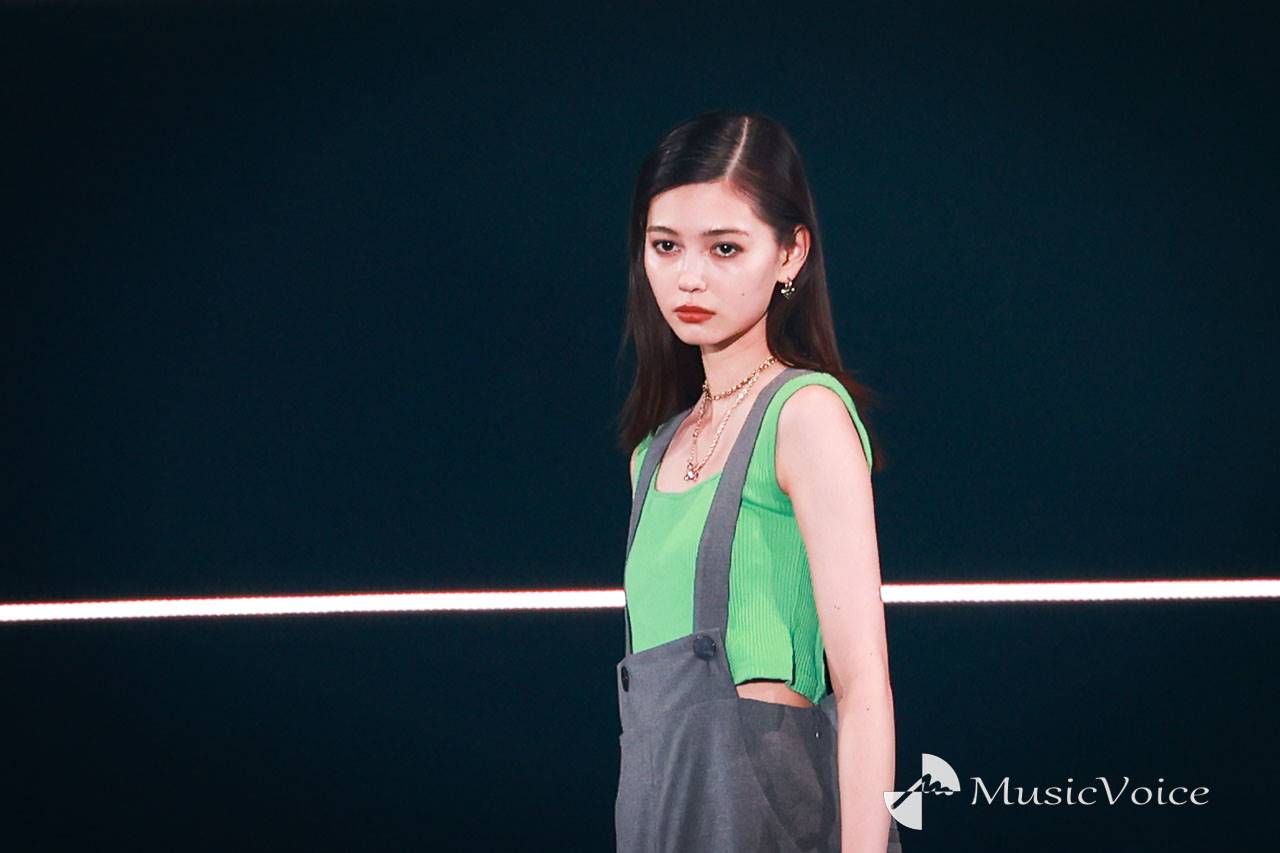 村上愛花、美ウエストをちら見せ　タンクトップとサロペ着こなし