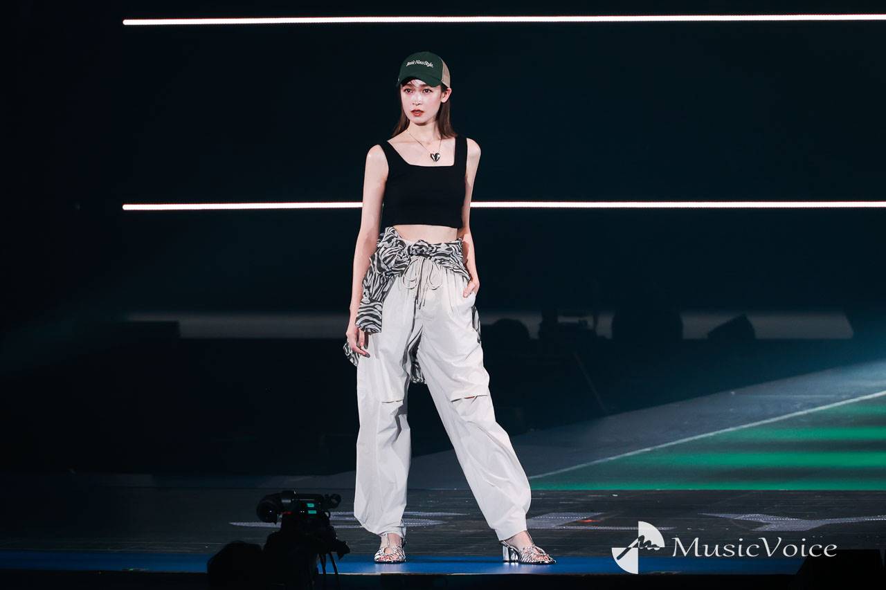 藤井サチ、タンクトップで美ウエスト　カーゴパンツをオシャレに着こなし