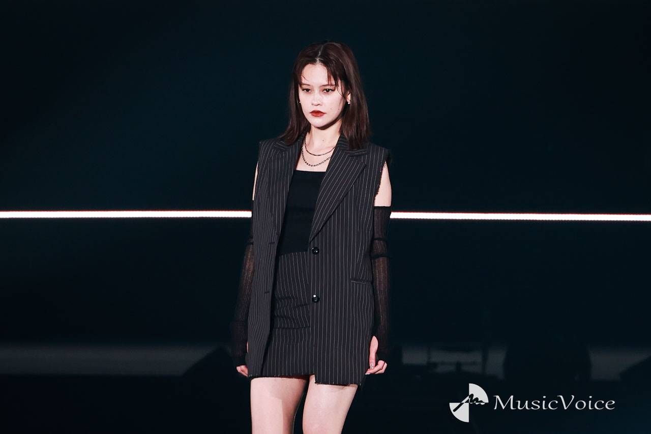 emma、ロングベストの大人なコーデ　ミニスカ美脚も