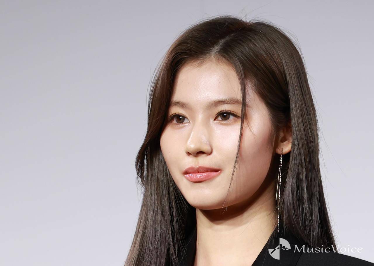 TWICE・SANA、美ウエスト大胆肌見せ　遊ぶ姿も反響「とてもキュートで美しい」