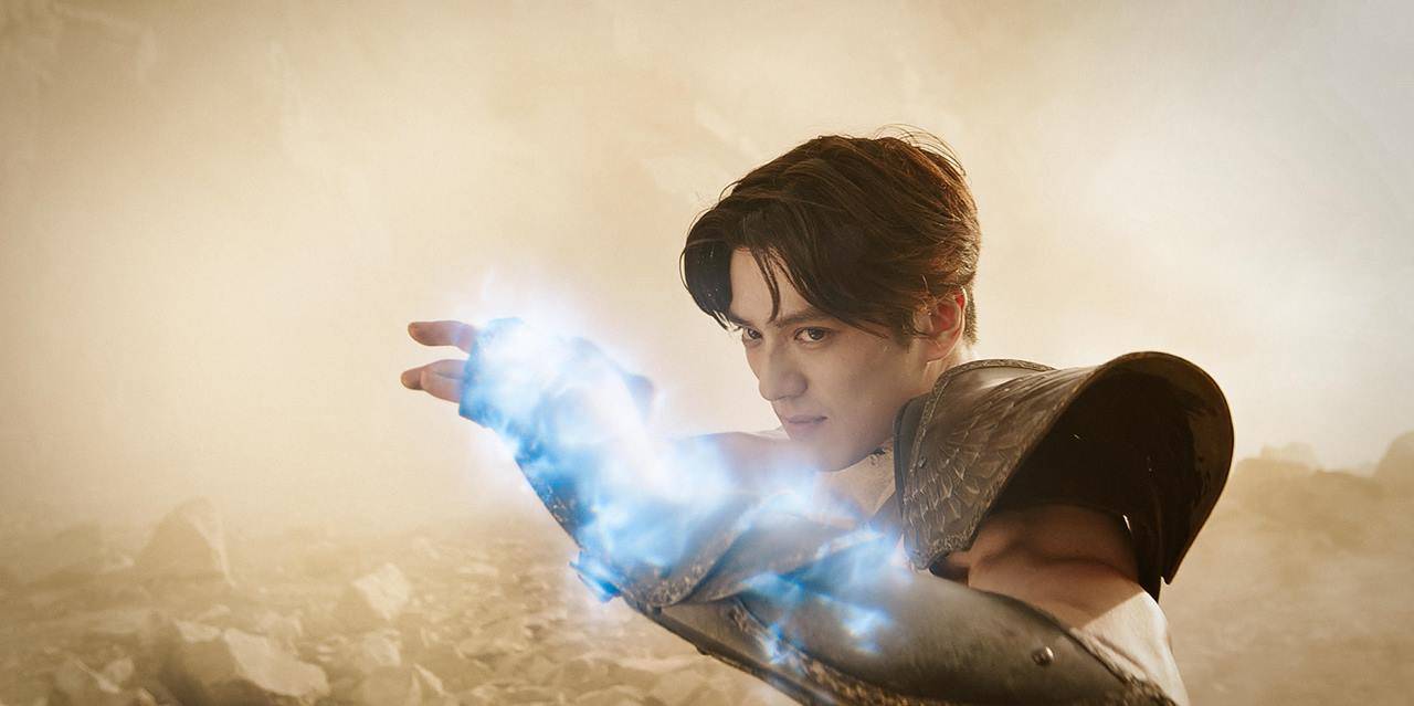 新田真剣佑、アクロバティックな格闘シーン　「聖闘士星矢 The Beginning」