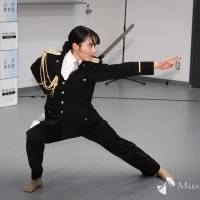 山本千尋、制服姿で剣技披露