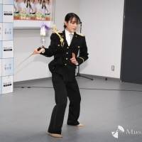 山本千尋、制服姿で剣技披露