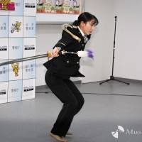 山本千尋、制服姿で剣技披露