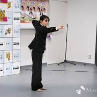 山本千尋、制服姿で剣技披露