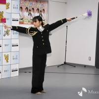 山本千尋、制服姿で剣技披露