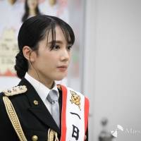山本千尋、制服姿で剣技披露