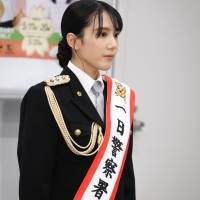 山本千尋、制服姿で剣技披露