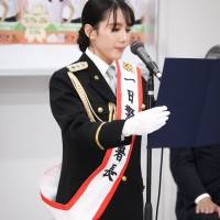 山本千尋、制服姿で剣技披露