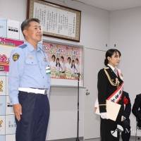 山本千尋、制服姿で剣技披露
