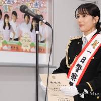 山本千尋、制服姿で剣技披露