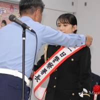 山本千尋、制服姿で剣技披露