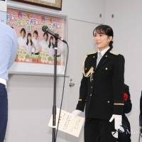 山本千尋、制服姿で剣技披露