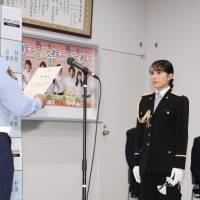 山本千尋、制服姿で剣技披露