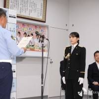 山本千尋、制服姿で剣技披露