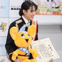 山本千尋、制服姿で剣技披露