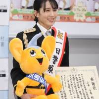 山本千尋、制服姿で剣技披露