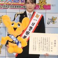 山本千尋、制服姿で剣技披露