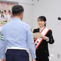山本千尋、制服姿で剣技披露