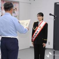 山本千尋、制服姿で剣技披露