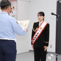 山本千尋、制服姿で剣技披露