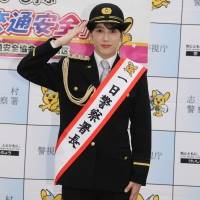 山本千尋、制服姿で剣技披露