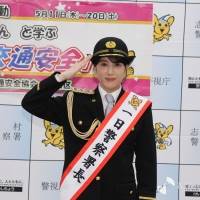 山本千尋、制服姿で剣技披露