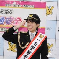 山本千尋、制服姿で剣技披露