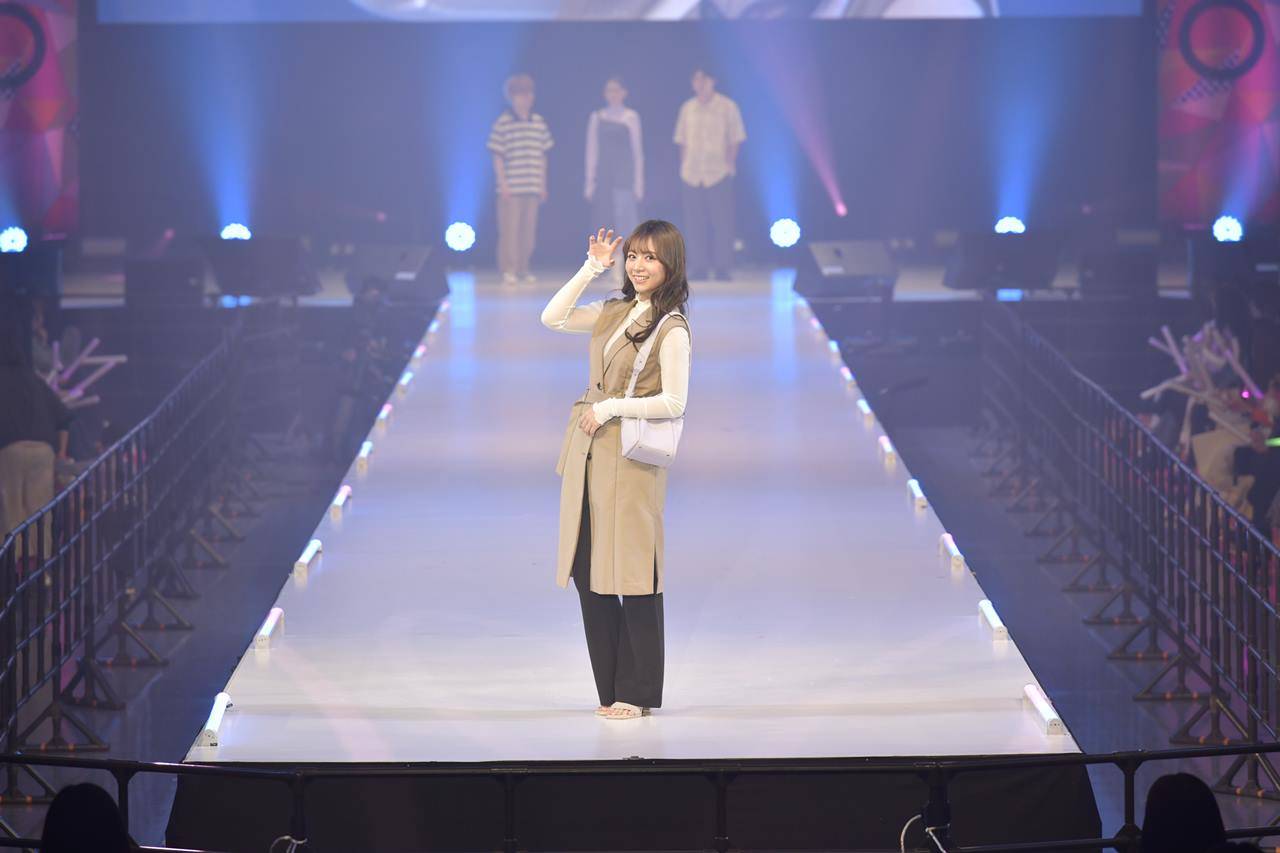 元乃木坂46北野日奈子、ロングジレの大人コーデ　地元北海道でランウェイ