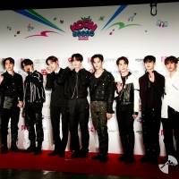 THE BOYZ、クールなモノトーンコーデ　ハートマークや笑顔みせる