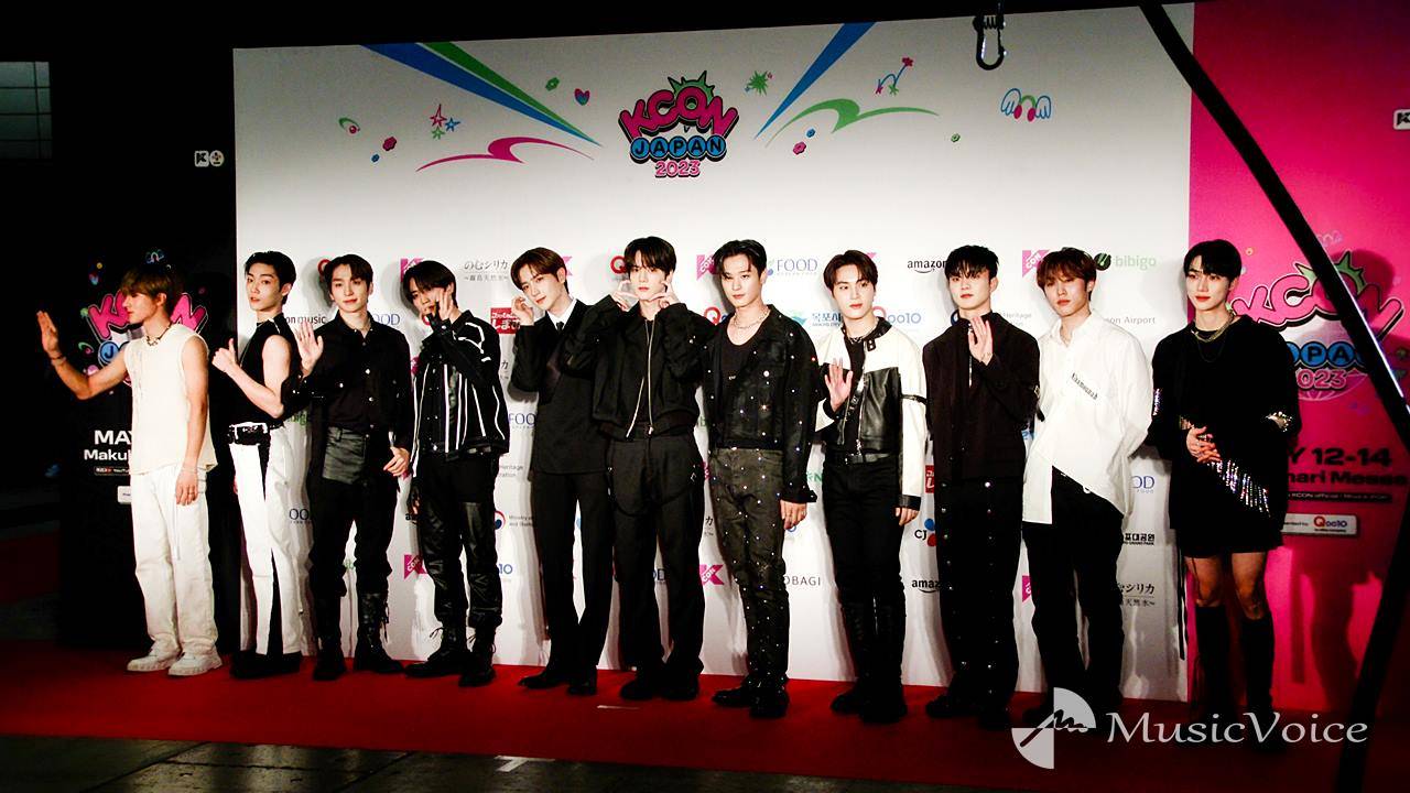 THE BOYZ、クールなモノトーンコーデ　ハートマークや笑顔みせる