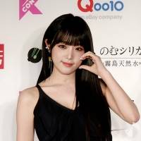 IZ*ONE出身イェナ、キャミドレスで美脚見せ　ピースサインで愛嬌たっぷり