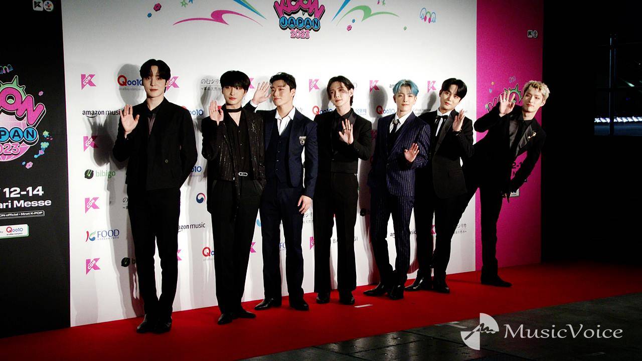 ATEEZ、紳士的なセットアップでクールにレッドカーペット　笑顔も