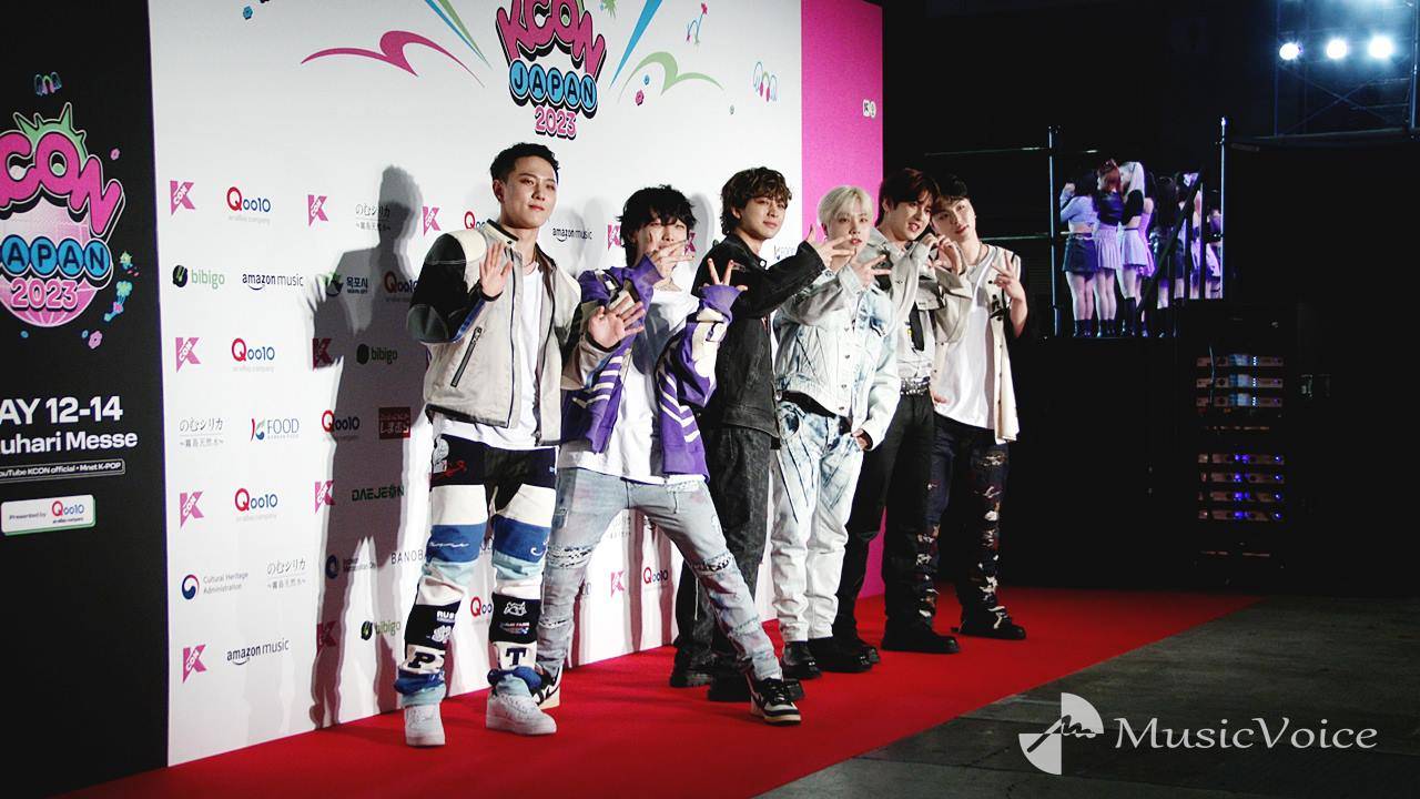 iKON、デニム＆スウェットのカジュアルコーデ　エネルギッシュにレッドカーペット