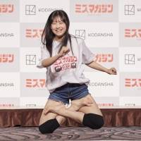 千葉祐夕、19歳・愛知県出身　あぐら立ち歩きでアピール