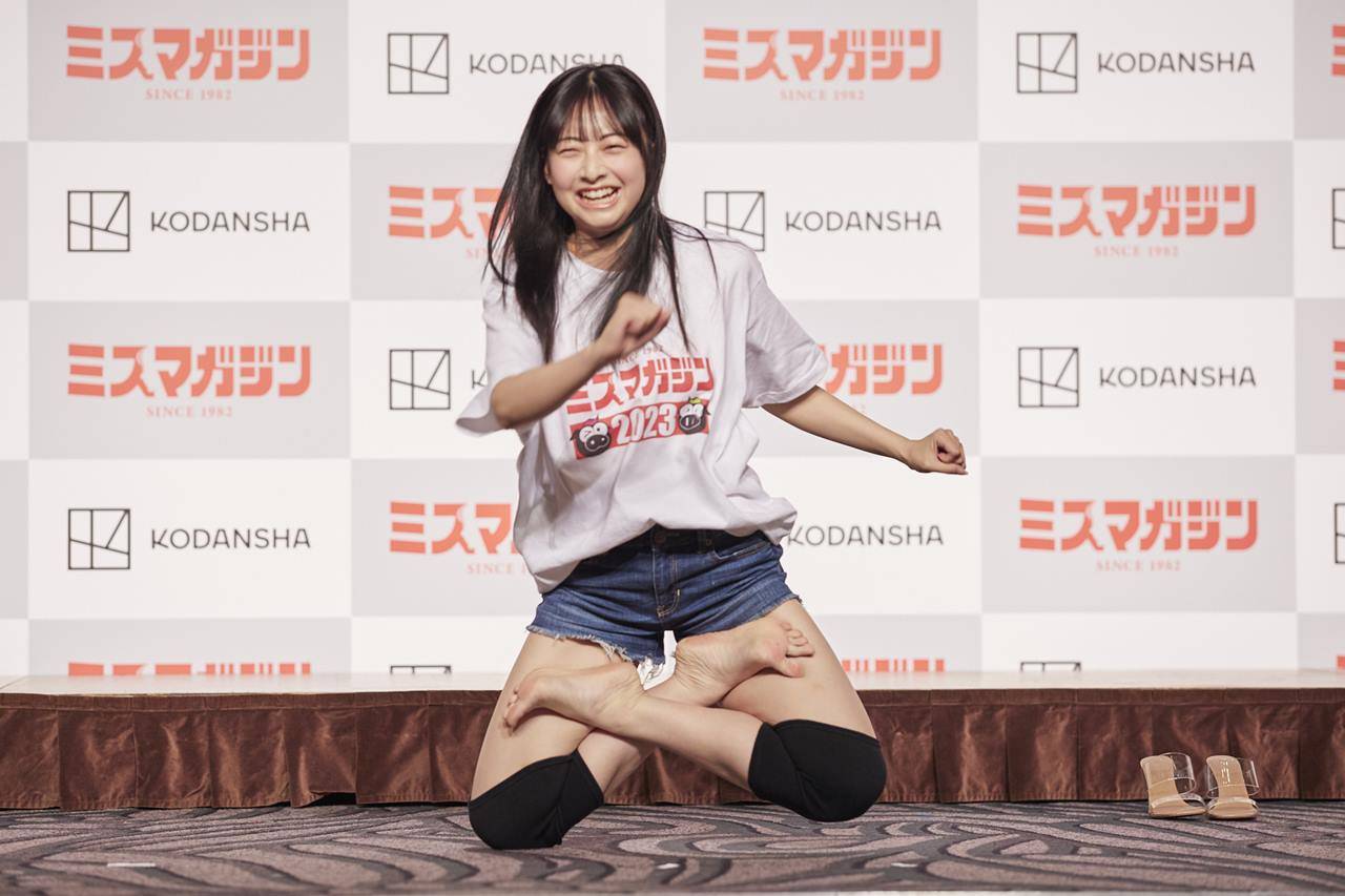 千葉祐夕、19歳・愛知県出身　あぐら立ち歩きでアピール