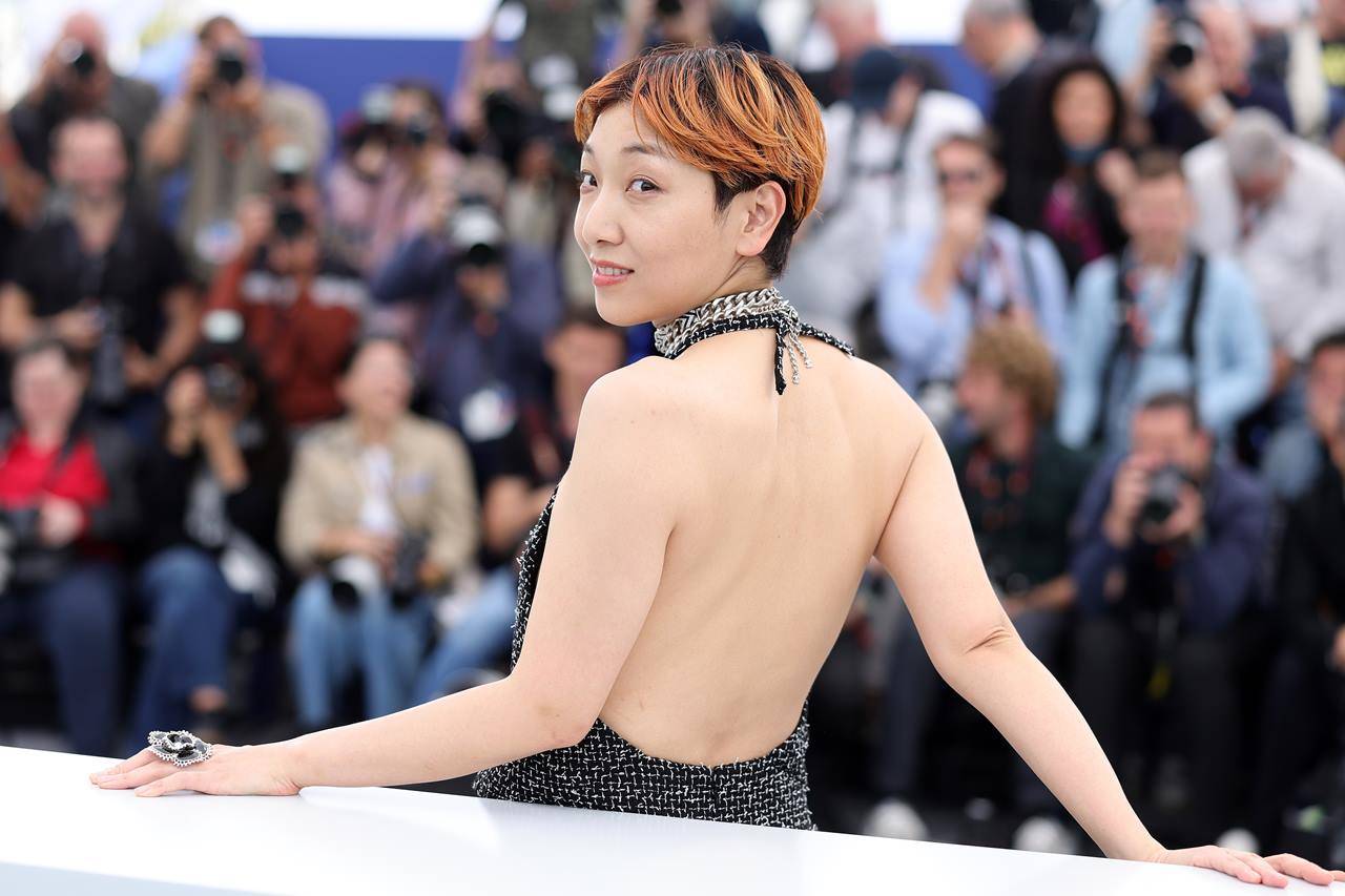安藤サクラ、カンヌで美背中ドレス　是枝監督＆永山瑛太らとレッドカーペット
