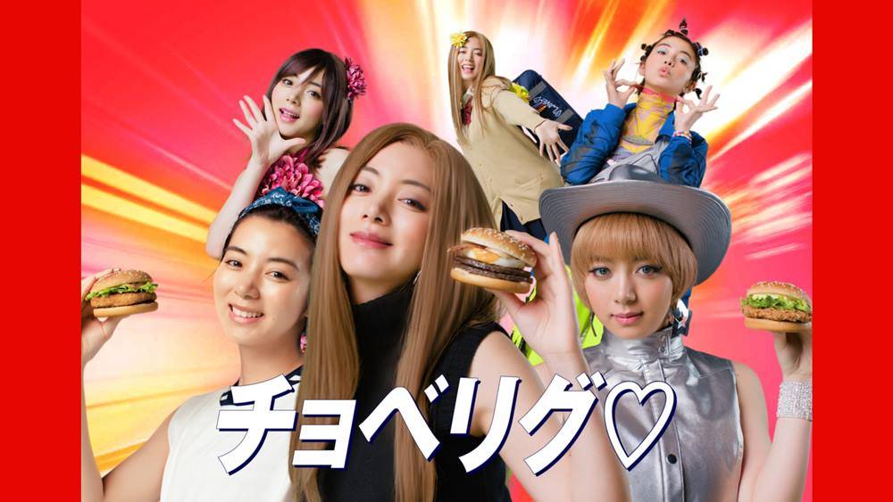 池田エライザ、超厚底ブーツでギャルに　アイドルにも　平成ファッション着こなし